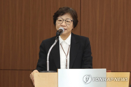 최은주 서울시립미술관 관장이 19일 오전 서울시립미술관 서소문본관에서 열린 '에드워드 호퍼: 길 위에서' 전시 간담회에서 인사말을 하고 있다. 연합뉴스